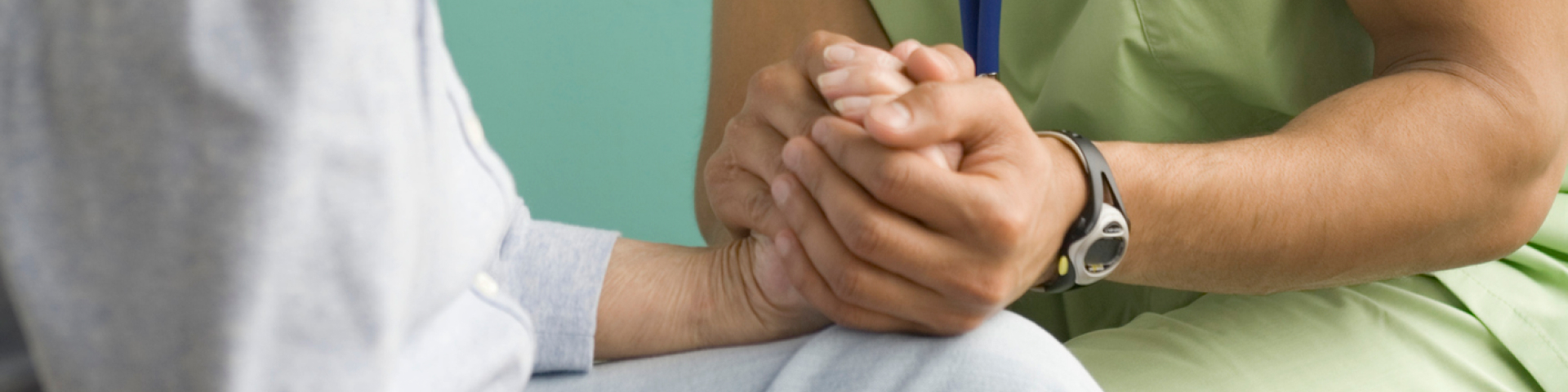 infermiera tiene per la mano di una paziente con carcinoma renale